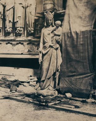 Thérèse Jean Baptiste Augustin Mestral, Statue de Vierge à l’Enfant, 1853-1854, photographie papier salé (Cité de l’Architecture et du Patrimoine, Paris. ©CAPA/M.M.F.
